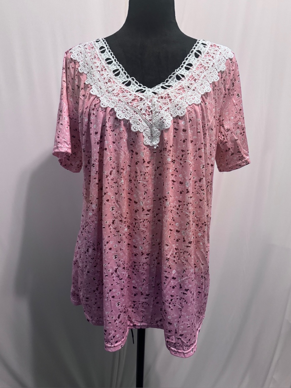 🌹Pink Lace Trim women’s Shirt .